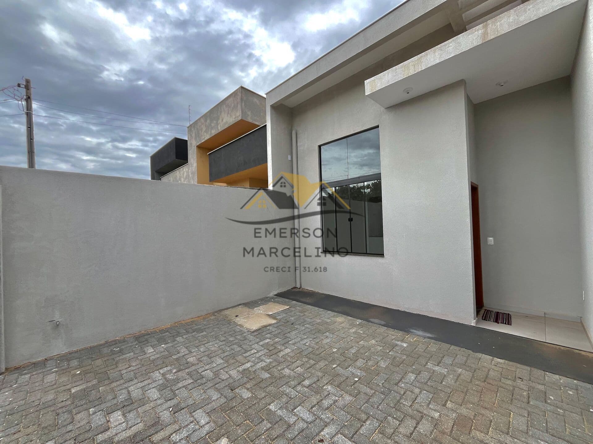 VENDO Casa Com 3 Dormitórios e Fino Acabamento na Região leste