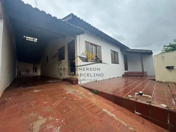 VENDO Casa em Terreno Inteiro em Excelente Localização