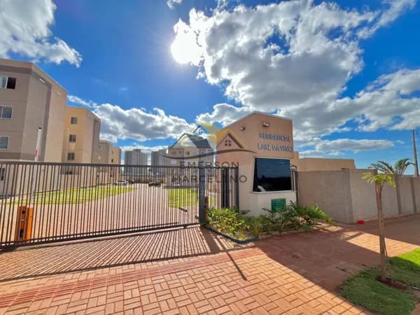 ALUGO Apartamento com Armários e Sacada na Região Leste