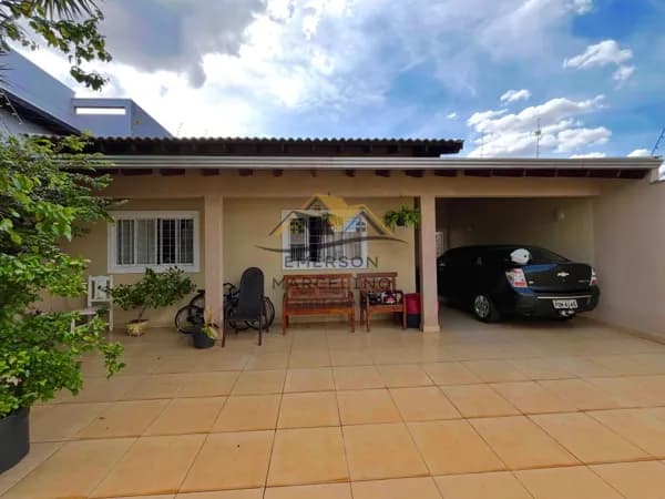 VENDO - Casa em Excelente localização com 3 Dormitórios e Área Gourmet Ampla - Chamonix