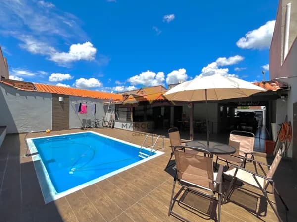 VENDO Casa com Piscina e Armários Planejados na Região Leste