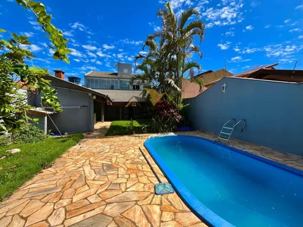 VENDO - Sobrado com Piscina e 4 Quartos sendo 1 suíte na Região Leste