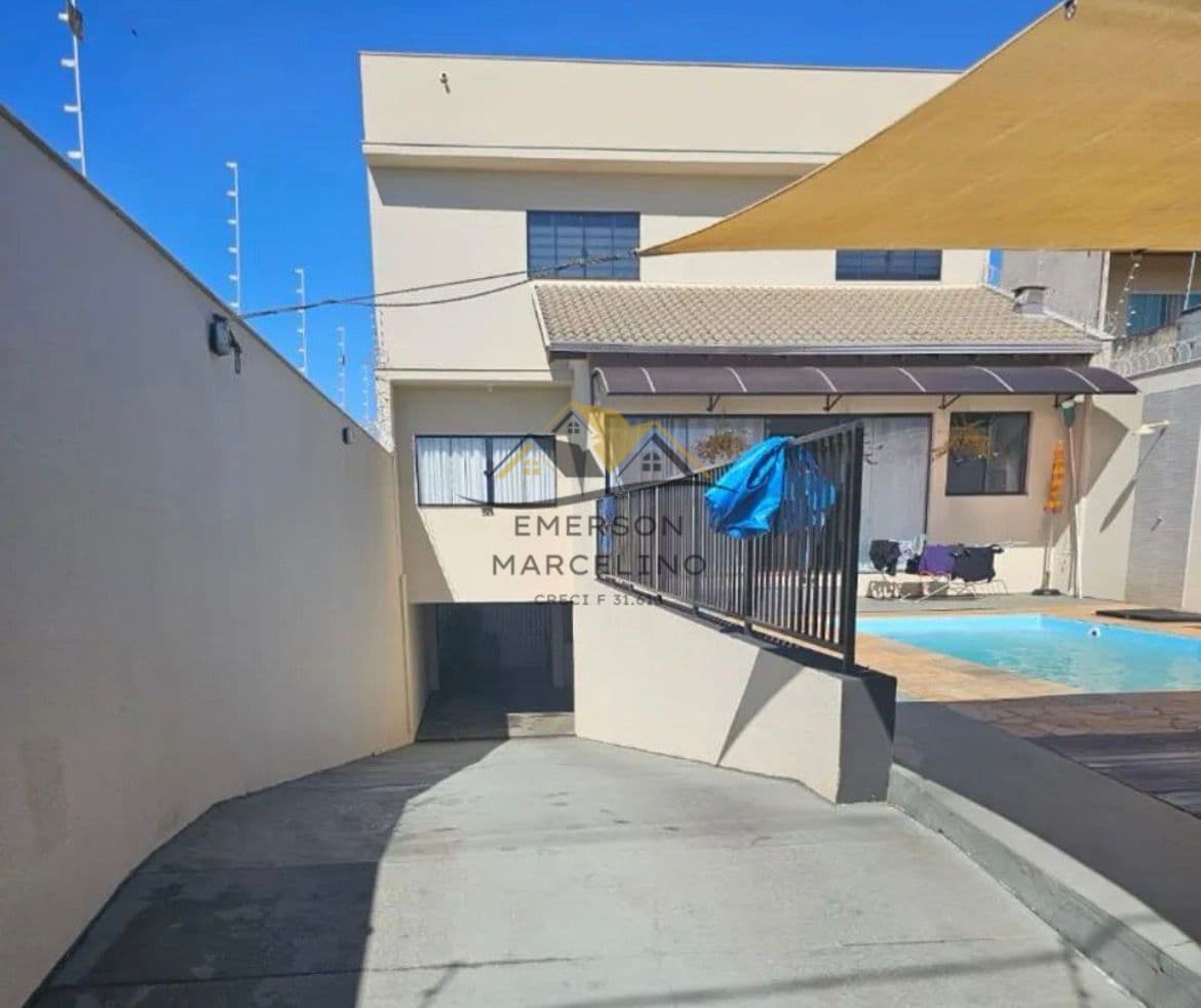 VENDO Sobrado Com Piscina e 4 Dormitórios na Região Leste
