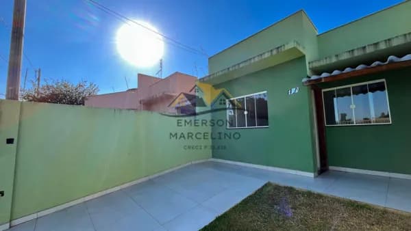 VENDO - Casa com 3 Dormitórios e Quintal na Região Leste