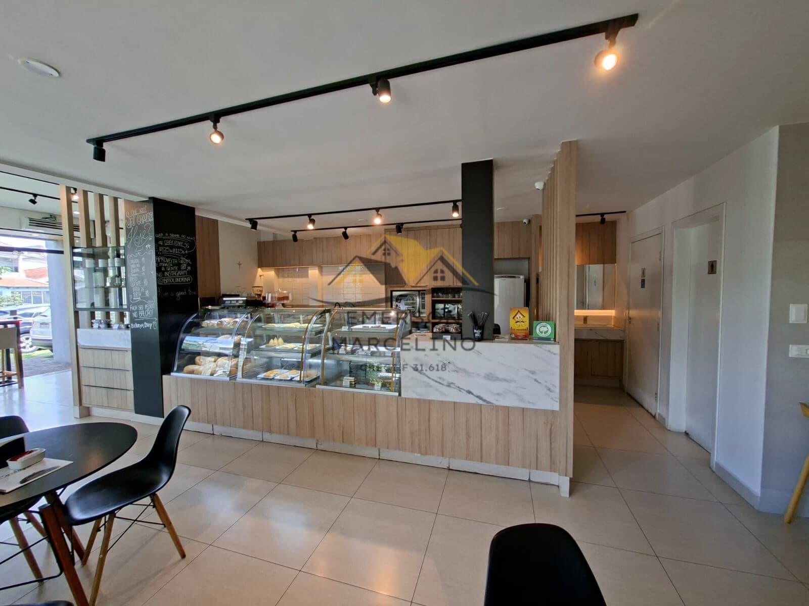 VENDO Ponto Moderno de Cafeteria ao Lado da Av. Maringá Completo em Armários e Eletrodomésticos.