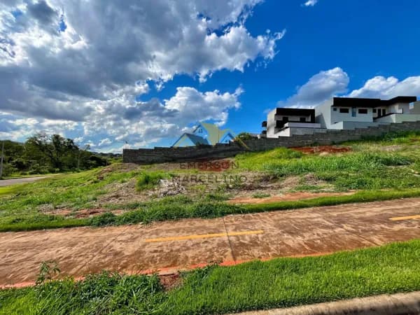 VENDO - Terreno de Esquina no Parque Tauá