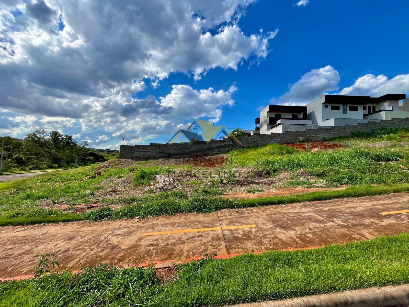 VENDO - Terreno de Esquina no Parque Tauá
