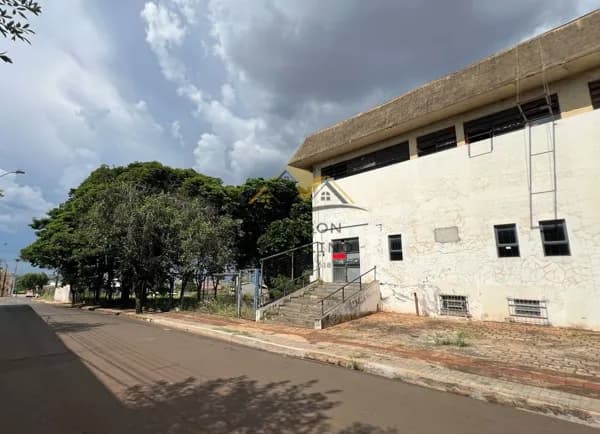🏢 Barracão Comercial Imponente próximo à Av. Quintino Bocaiúva Londrina-PR! 🏢