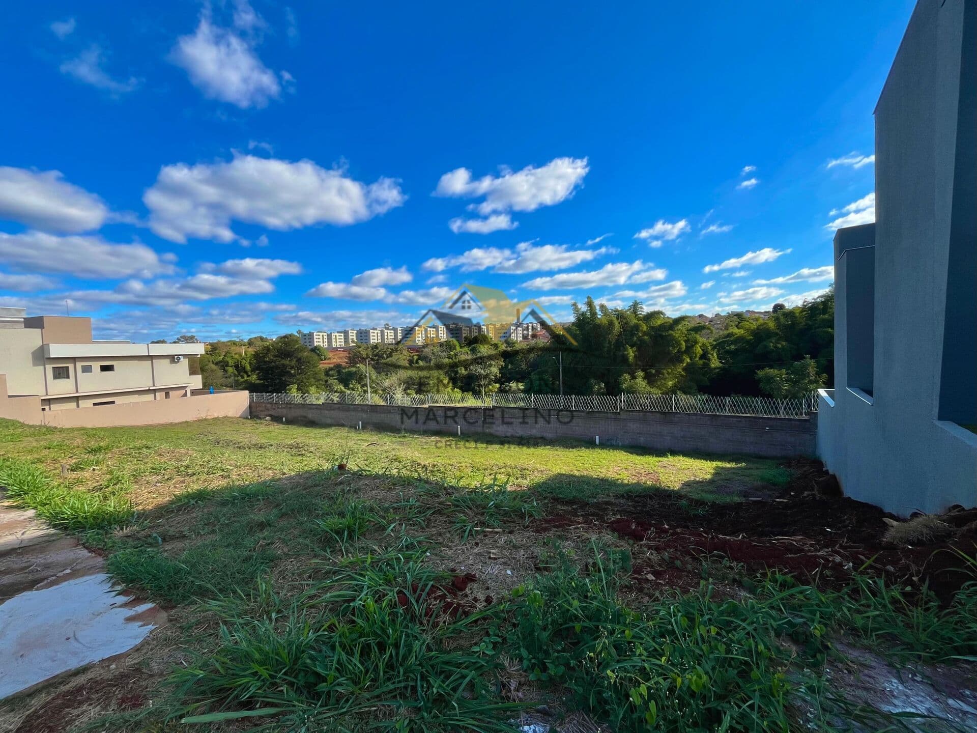 VENDO - Terreno em Aclive em Condomínio Fechado no Parque Tauá