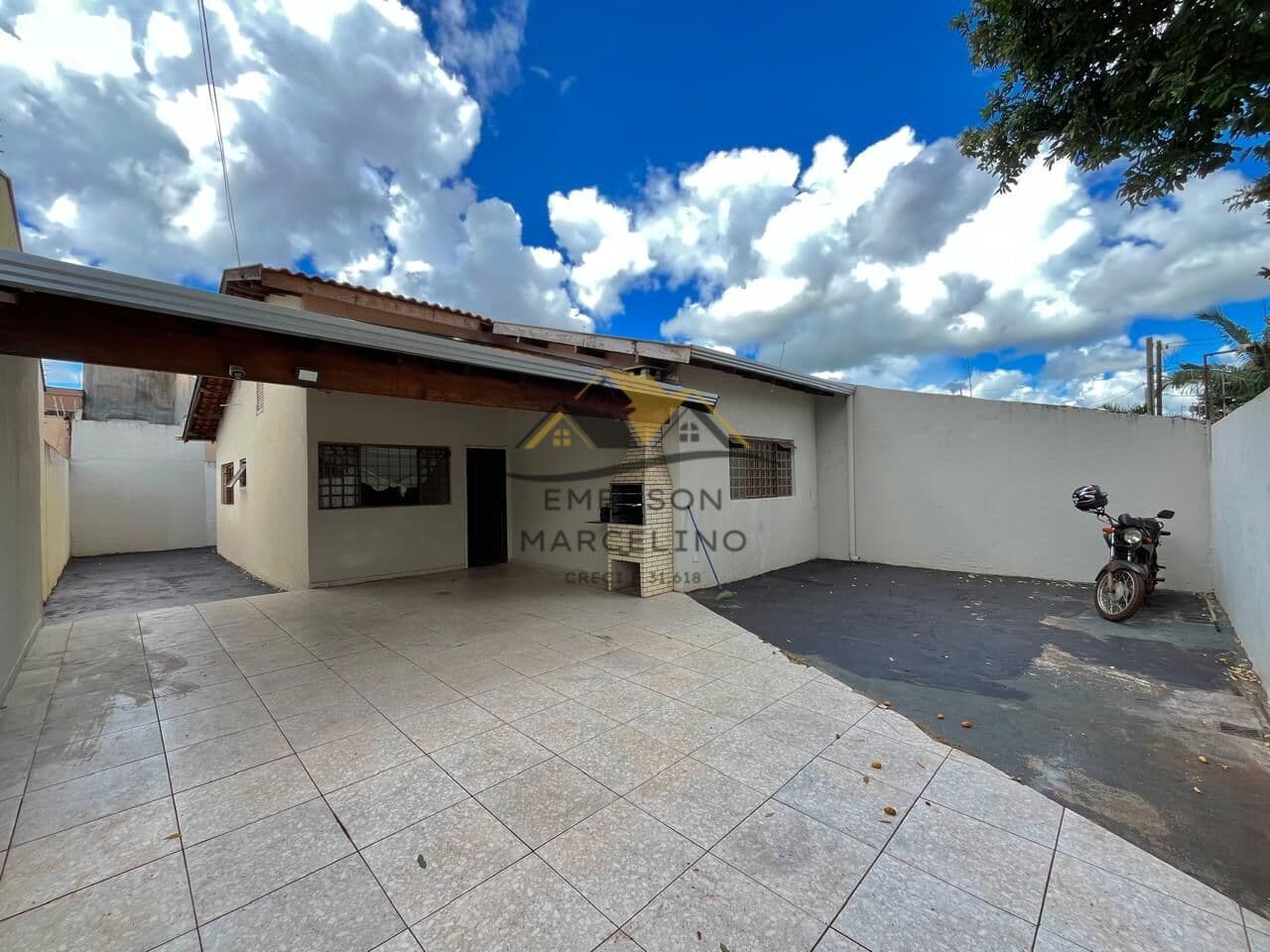 VENDO Casa com 3 Dormitórios e Suíte na Região Leste