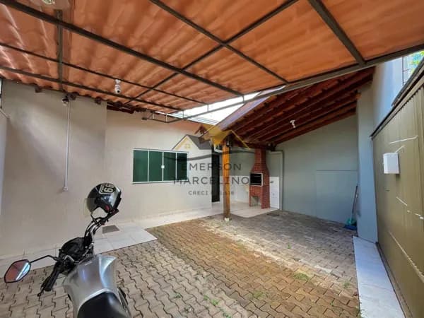 VENDO - Casa com 3 Dormitórios e Amplo Quintal em Região Valorizada