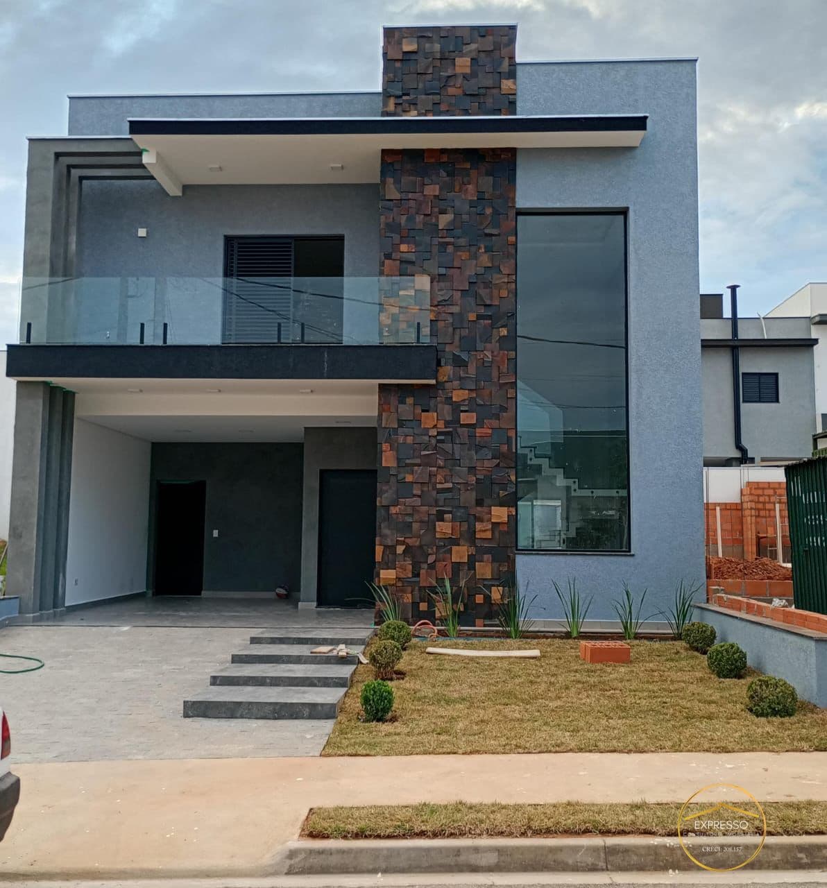 Casa com Piscina em Condomínio
