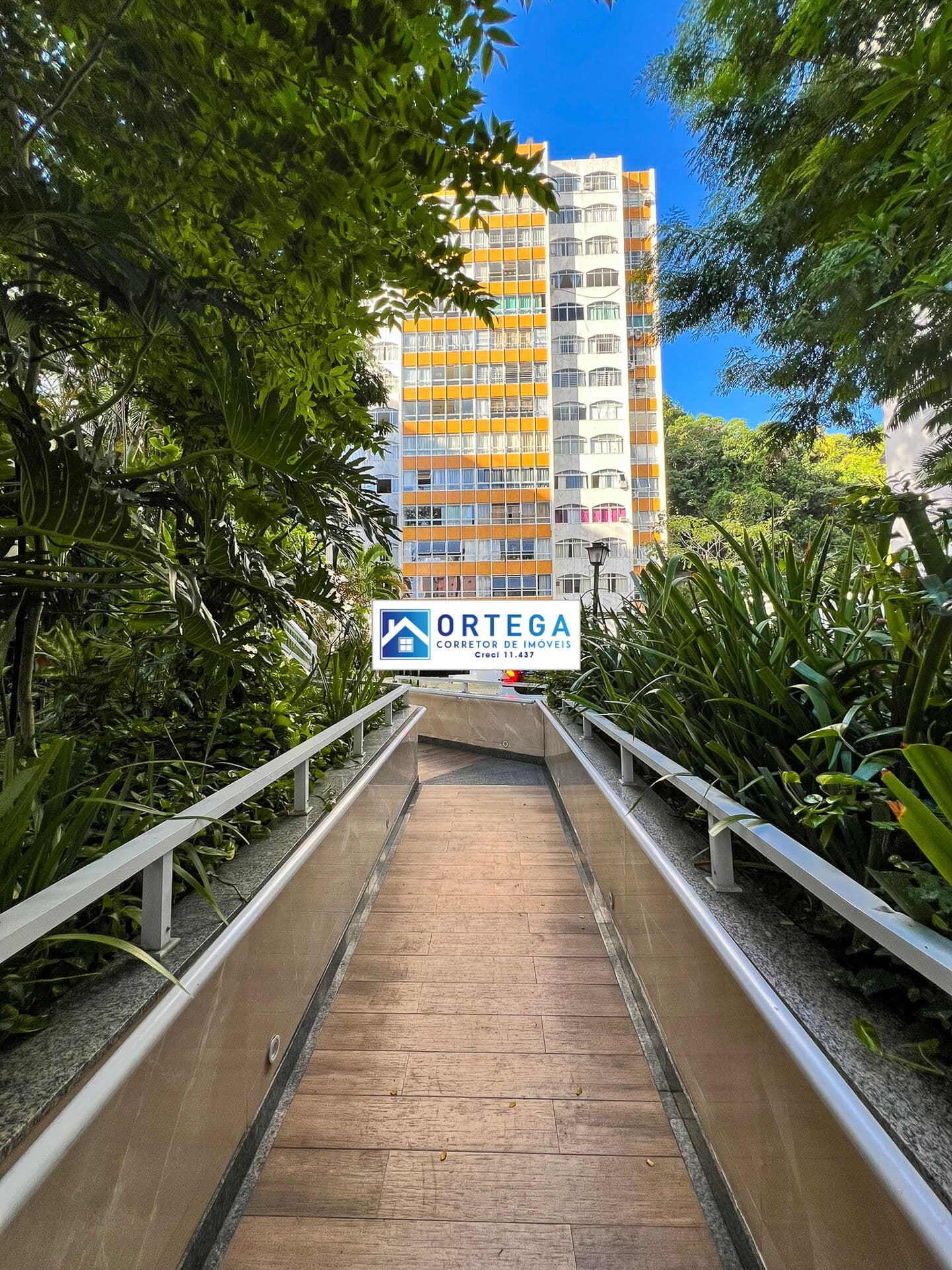 Apartamento com 3/4, suíte, 2 garagens, reformado, 125 m2, à venda na Barra, Salvador-BA