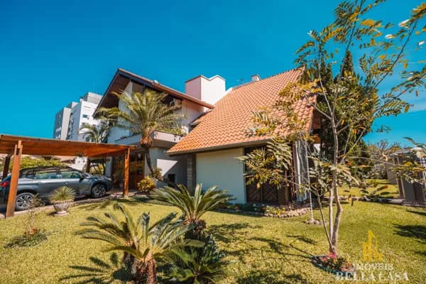 Casa Alto Padrão de Esquina Mobiliada com 2 Pavimentos e Espaços de Lazer
