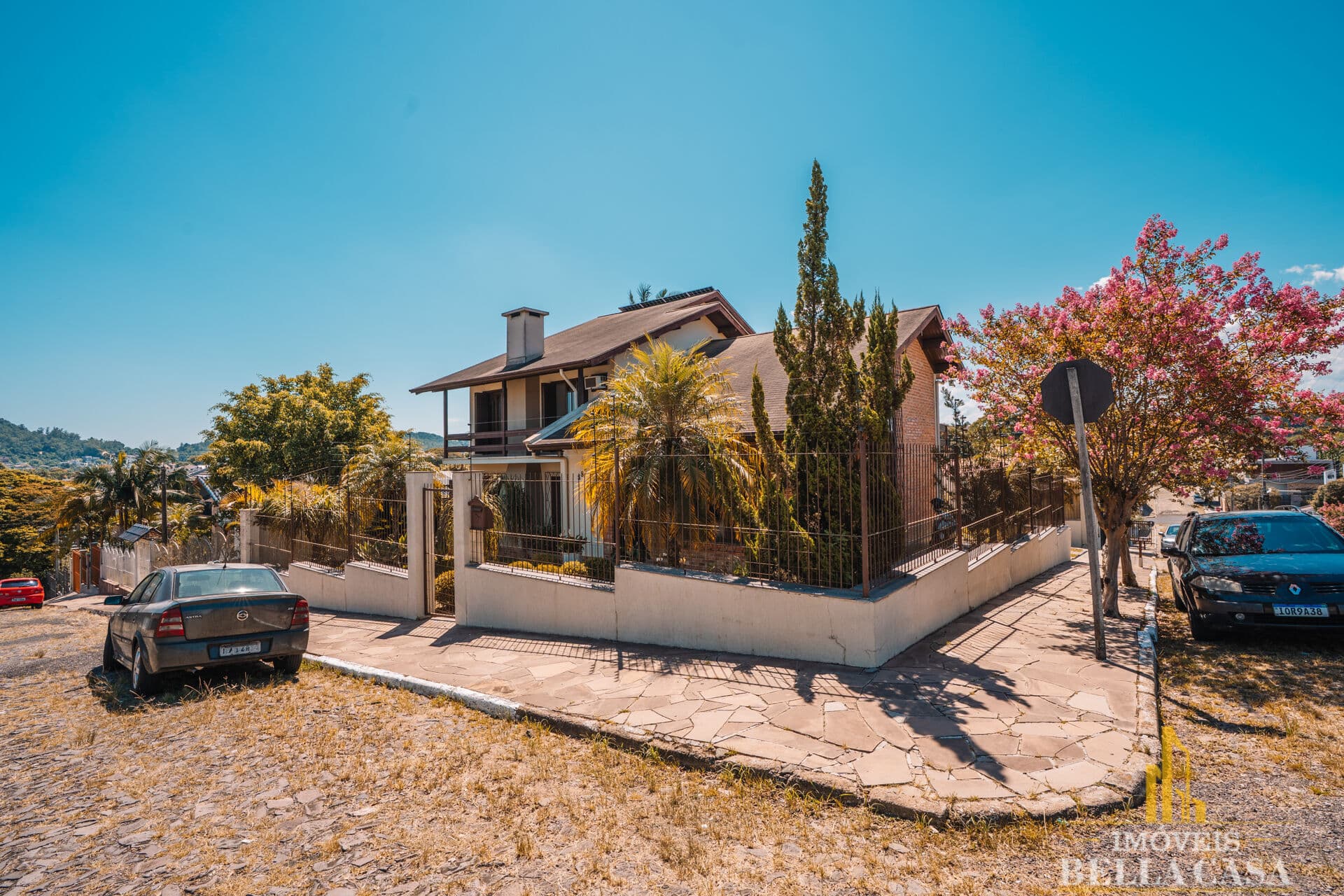 Casa Alto Padrão de Esquina Mobiliada com Piscina
