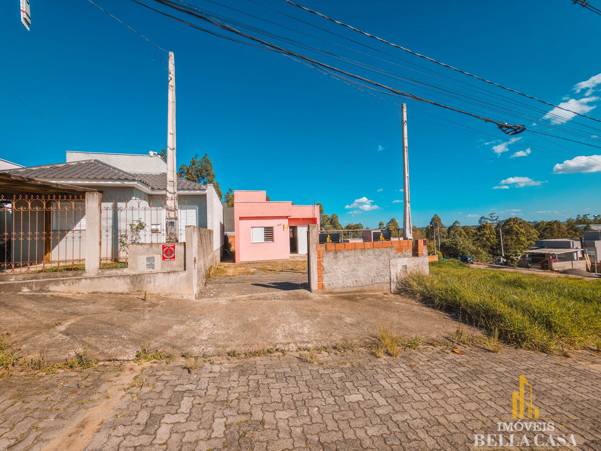 Casa com 3 Dormitórios e Pátio no Bairro São Paulo