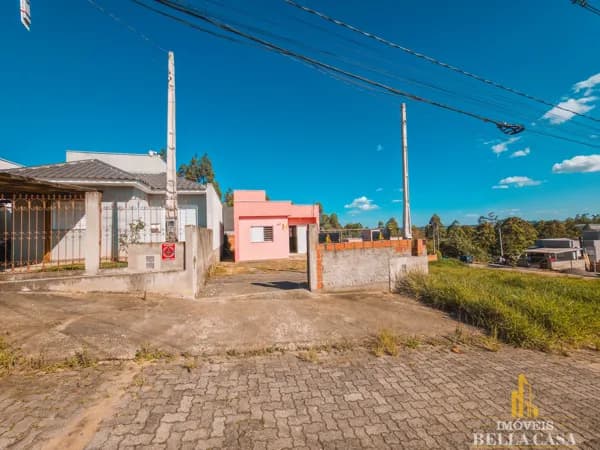 Casa com 3 Dormitórios e Pátio no Bairro São Paulo