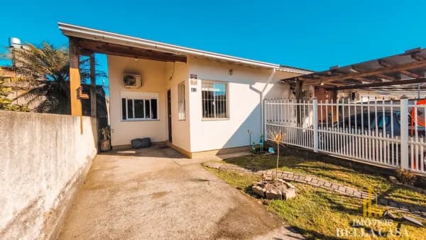 Casa com Pátio nos Fundos no Bairro Santa Rita