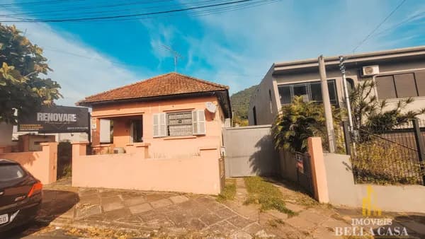 Casa com Amplo Terreno no Centro