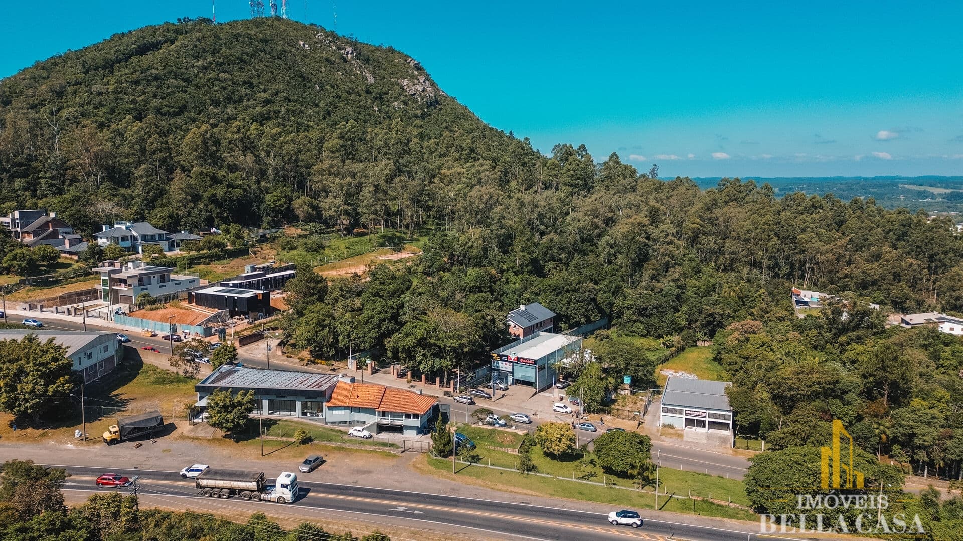 Área Comercial com Casa Mobiliada e Pavilhão