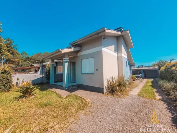 Casa com Quiosque e Piscina no Bairro Estação