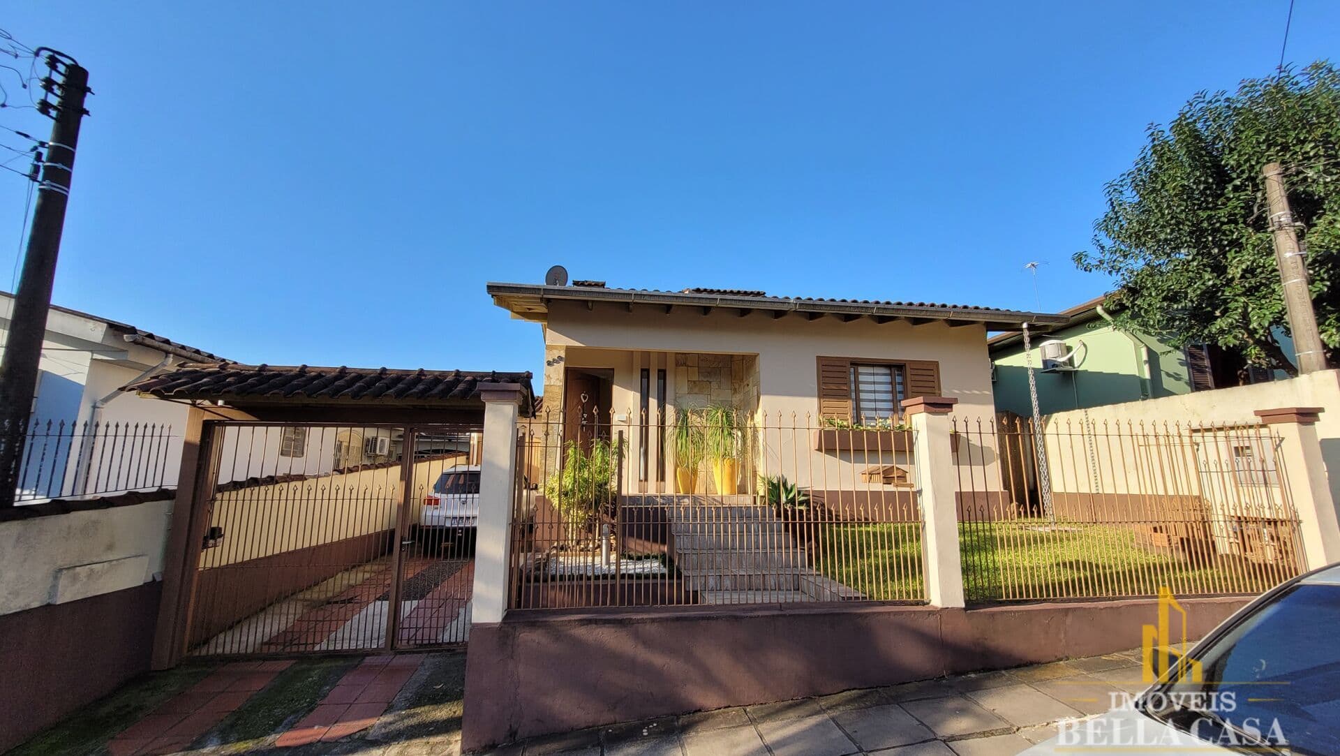 Casa com 3 Dormitórios, Quiosque e Piscina