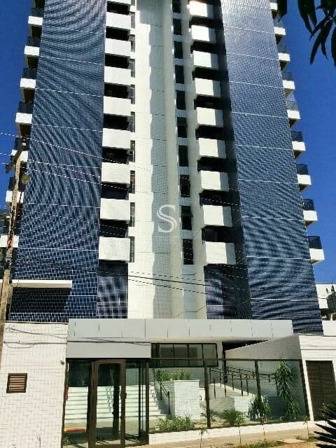 Apartamento com armários com 3 suítes