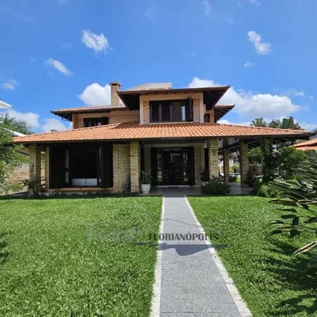 Casa Padrão a 15m do mar, em rua interna!