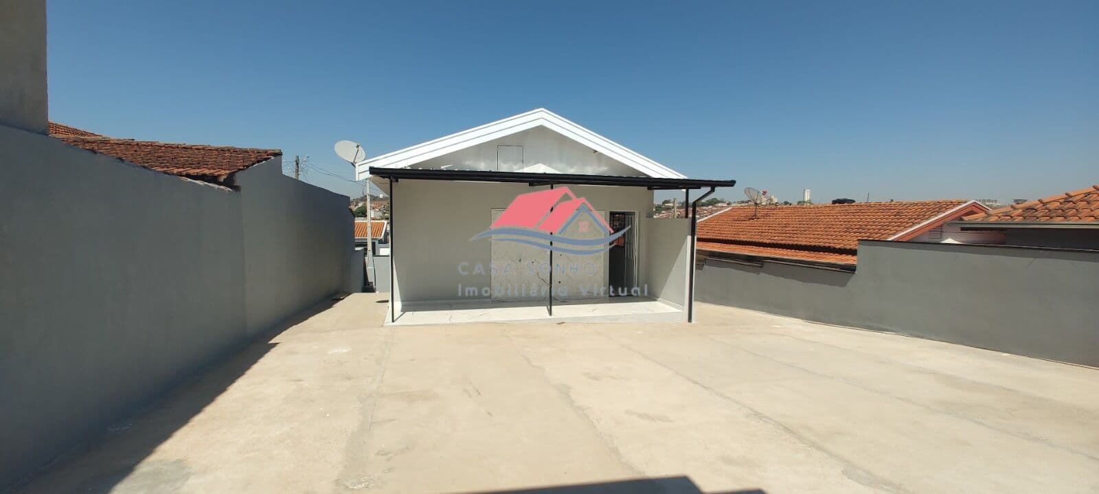 VENDE-SE CASA RECÉM REFORMADA