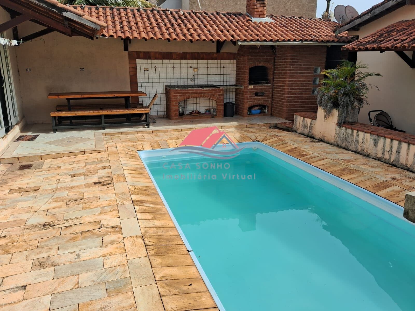 VENDE-SE CASA COM PISCINA E ESPAÇO GOURMET