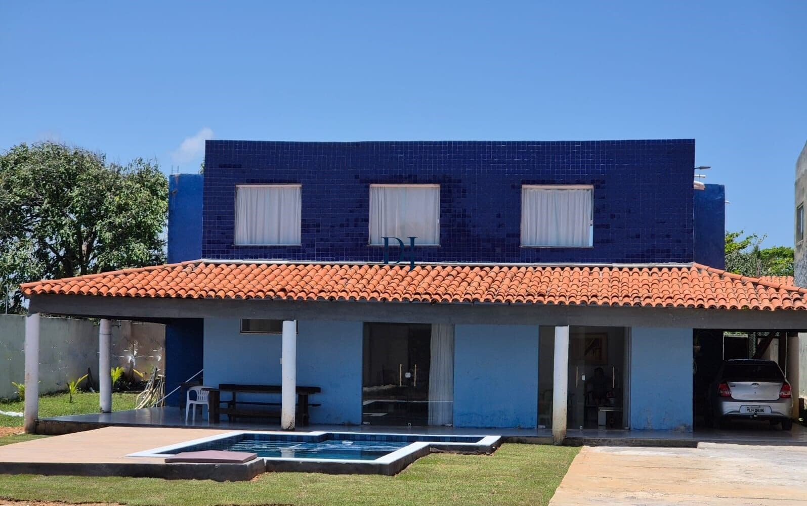 Para quem quer investir ou morar: Vendo Casa Mobiliada com 5 Suítes a menos de 100m da Praia de Jauá - Litoral Norte-BA