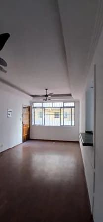 Apartamento bem conservado, frente. Bairro Gonzaga, em Santos/SP.