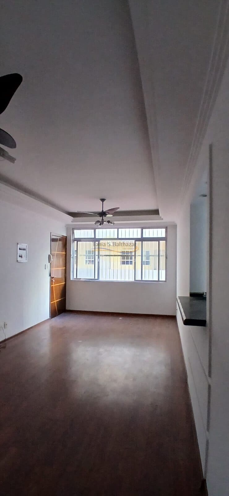 Apartamento bem conservado, frente. Bairro Gonzaga, em Santos/SP.