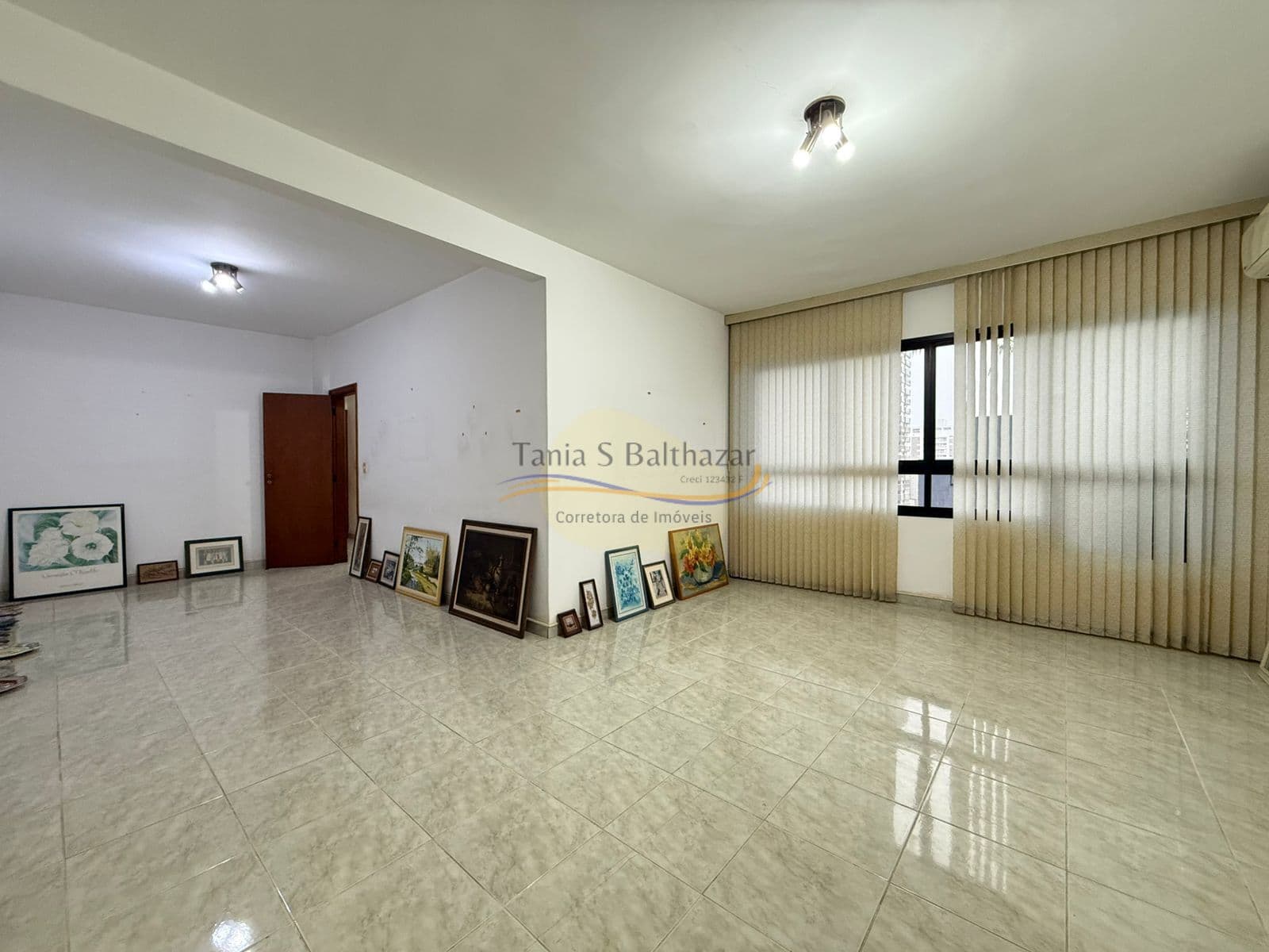Apartamento de Frente, Andar Alto, Vista Livre. Bairro Gonzaga, em Santos.