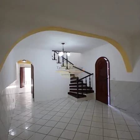 Sobrado bem conservado. Bairro Catiapoã - São Vicente/SP.