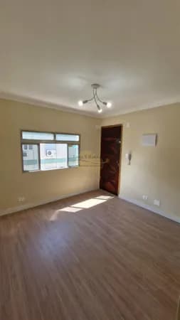Apartamento reformado no BNH, Bairro Aparecida, em Santos/SP.