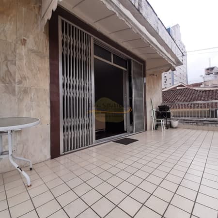 Casa Sobreposta Alta com 04 Dormitórios no Bairro Boqueirão em Santos.