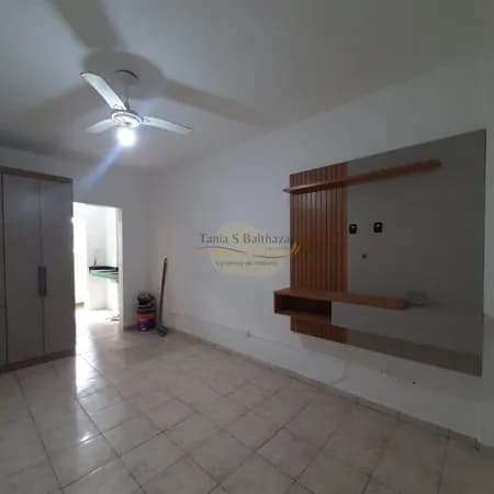 Kitnet bem conservado, no Bairro Ponta da Praia, em Santos.
