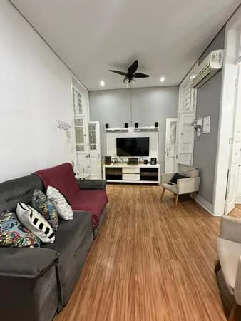Casa, próximo a Avenida Ana Costa, Bairro Vila Mathias, em Santos.