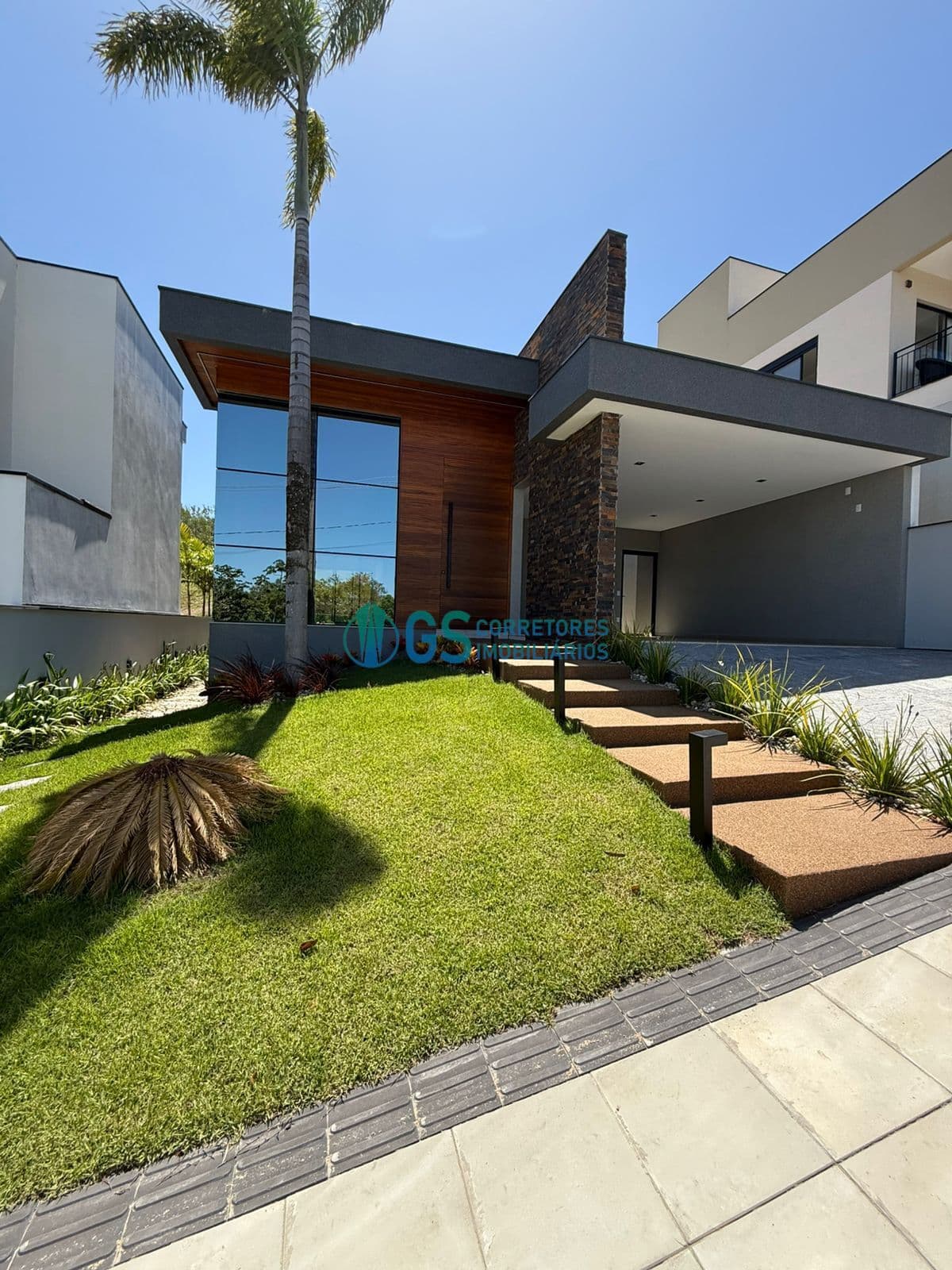 Casa de alto padrão com 3 dormitórios e piscina em São José