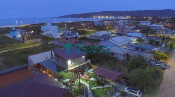 Ampla casa com 5 quartos, sendo 2 suítes e área de lazer com hidromassagem localizada a 300m da Praia da Pinheira em Palhoça/SC