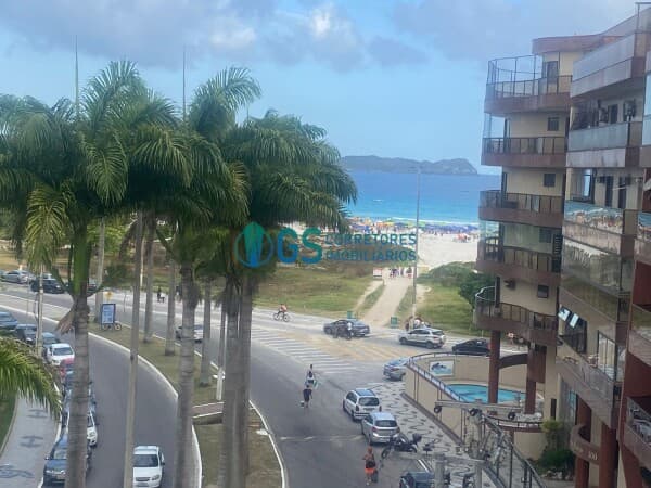 Amplo apartamento pé na areia, com 03 dormitórios sendo 01 suíte, Localizado na Praia do Forte em Cabo Frio/RJ