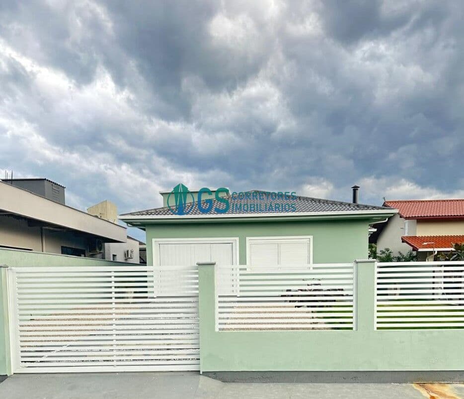 Casa em terreno individual cercada de (360,00m²) toda mobiliada e decorada,localizada no Centrinho da Praia da Pinheira/SC