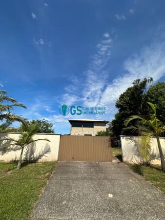 Casa Duplex com 3 quartos, sendo 1 suíte em amplo terreno de esquina a 400m da Praia do Mar Aberto, na Pinheira, em Palhoça/SC.