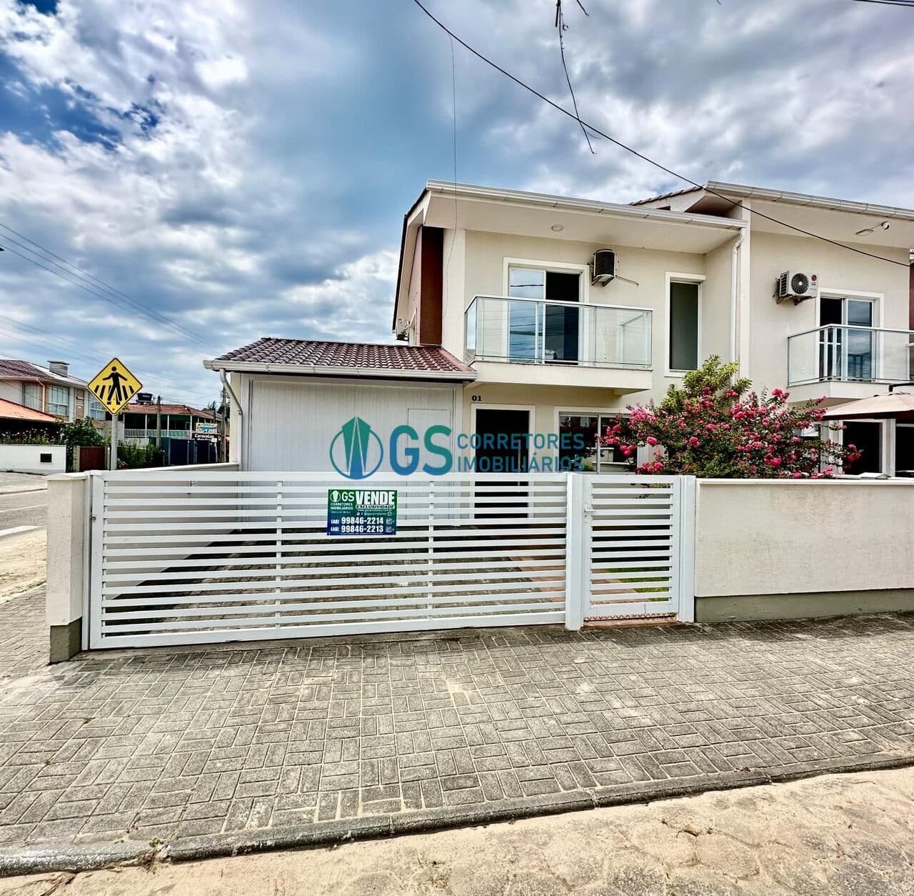 Sobrado com 02 quartos sendo 01 suíte na Praia da Pinheira