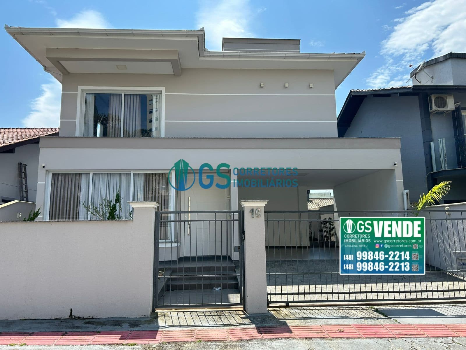 Casa de 3 Dormitórios com Piscina e Garagem À Venda na Pedra Branca