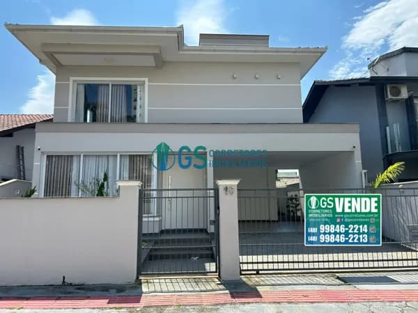Casa de 3 Dormitórios com Piscina e Garagem À Venda na Pedra Branca