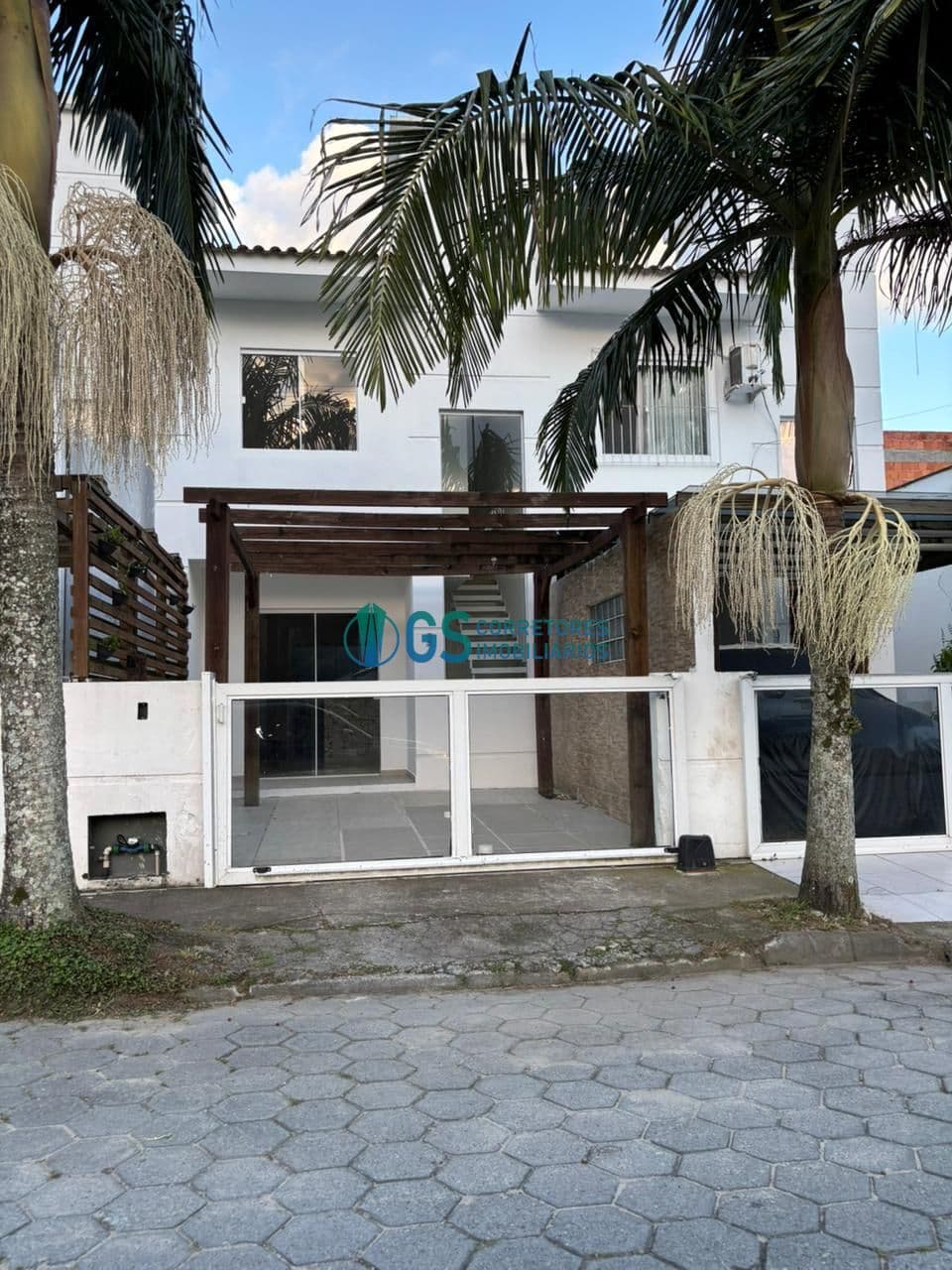 Sobrado com 2 dormitórios e próximo da praia em Canasvieiras
