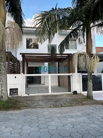 Sobrado com 2 dormitórios e próximo da praia em Canasvieiras