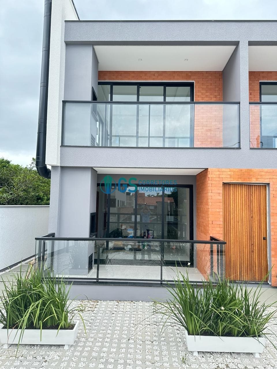 Apartamentos superiores e térreos com 3 quartos, sendo 1 suíte a 200m da Praia do Sonho em Palhoça - SC com valores a partir de: